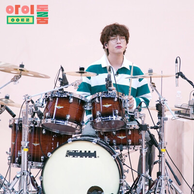 NFLYING金宰铉
cr.logo