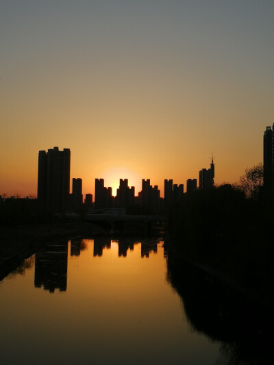 山间朝暮往昔
城市夕阳！