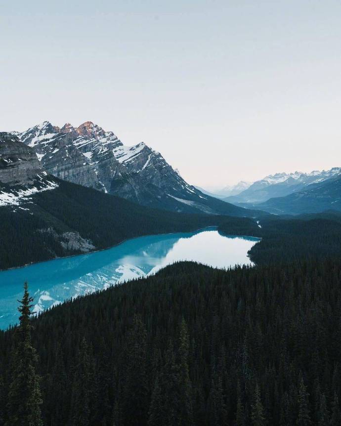 加拿大班夫国家公园的梦莲湖Moraine Lake，被世界公认为是最有拍照身价的湖泊。