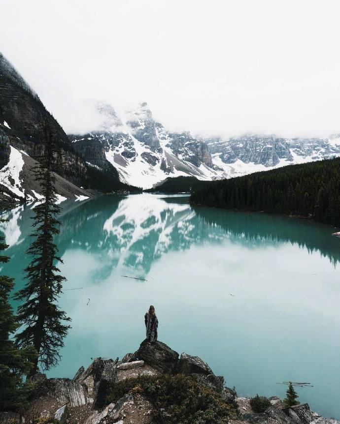 加拿大班夫国家公园的梦莲湖Moraine Lake，被世界公认为是最有拍照身价的湖泊。