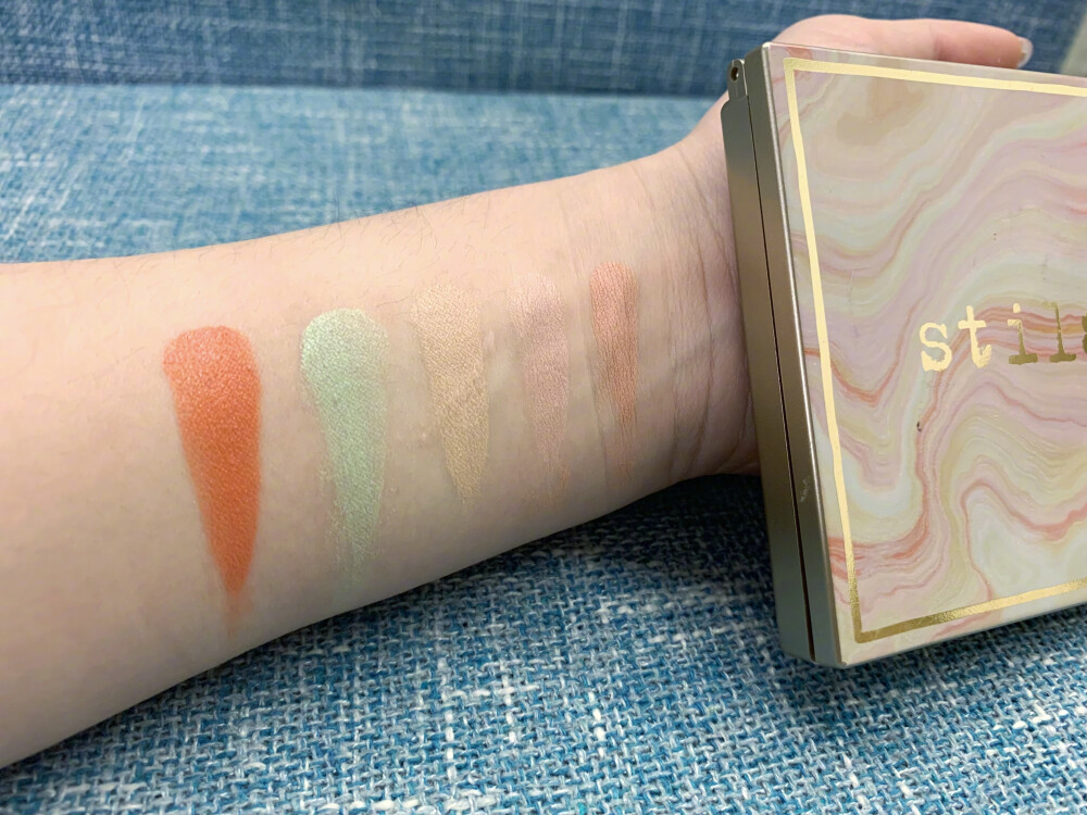 #栗子de随手po# 最近真的好喜欢这种简单拍个照，分享给你们真实好用的东西哈哈哈哈哈（还不是我懒....好啦！这个stila不多说，请买！！！其实我原来觉得这个橘色非常不实用，这颜色完全没办法化在脸上遮瑕啊...最近发现它其实是需要和其它颜色中和之后再上脸，非常好用