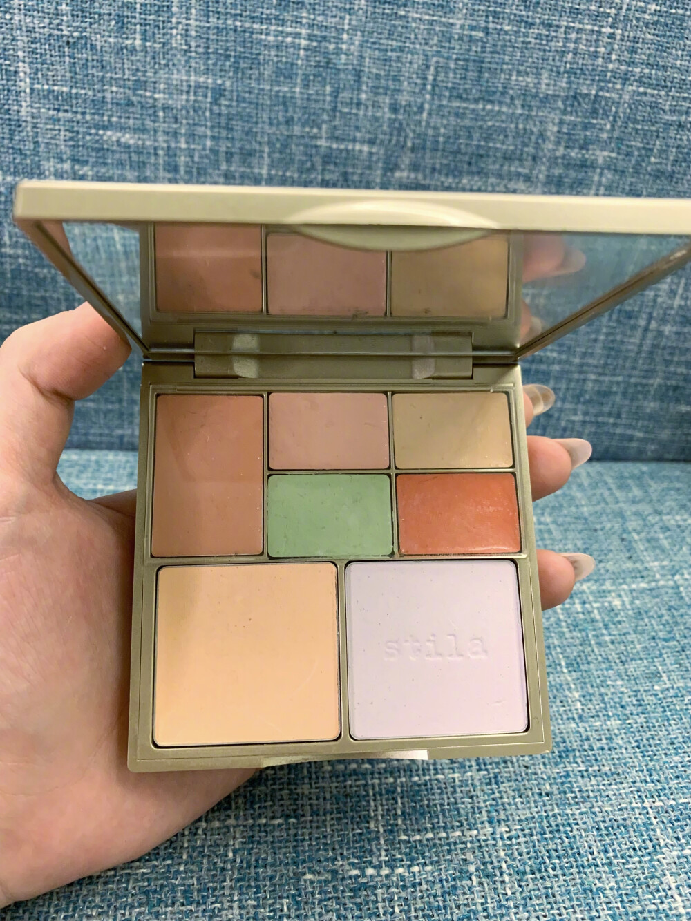 #栗子de随手po# 最近真的好喜欢这种简单拍个照，分享给你们真实好用的东西哈哈哈哈哈（还不是我懒....好啦！这个stila不多说，请买！！！其实我原来觉得这个橘色非常不实用，这颜色完全没办法化在脸上遮瑕啊...最近发现它其实是需要和其它颜色中和之后再上脸，非常好用