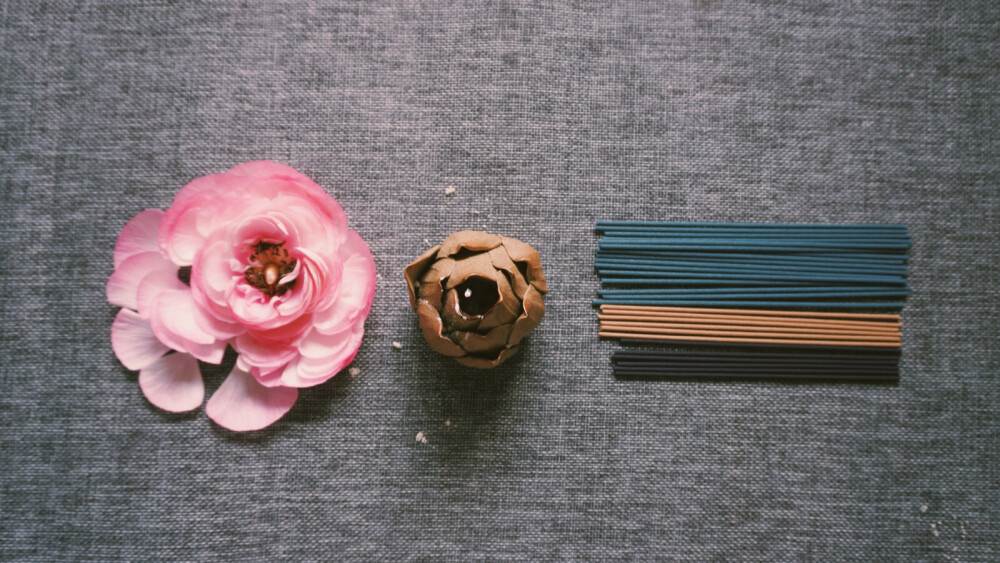 在老家收拾旧物的时候，翻出一个从没用过的莲花香插，是以前还在福州时买的。
刚收到的快递，是淡墨之樱、木兰、乳香和水的线香。