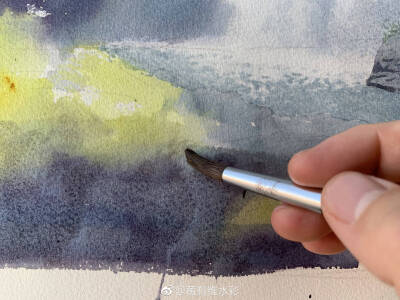 画风景常常要用到很多绿颜色，近景的绿和中景的绿还有远景的绿都各不相同。虽然都是绿色却有微妙的变化，中景的灰绿色是画面的主要色调。因为是示范，画面有70x50cm大小，来不及精细刻画，但我自己还是很喜欢。 作者…