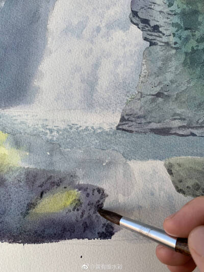 画风景常常要用到很多绿颜色，近景的绿和中景的绿还有远景的绿都各不相同。虽然都是绿色却有微妙的变化，中景的灰绿色是画面的主要色调。因为是示范，画面有70x50cm大小，来不及精细刻画，但我自己还是很喜欢。 作者…