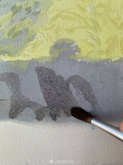 画风景常常要用到很多绿颜色，近景的绿和中景的绿还有远景的绿都各不相同。虽然都是绿色却有微妙的变化，中景的灰绿色是画面的主要色调。因为是示范，画面有70x50cm大小，来不及精细刻画，但我自己还是很喜欢。 作者…