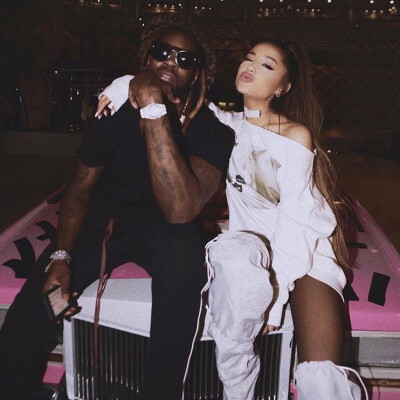 Ariana Grande ins
love u @2chainz thanks for surprising boston w me #ruletheworld