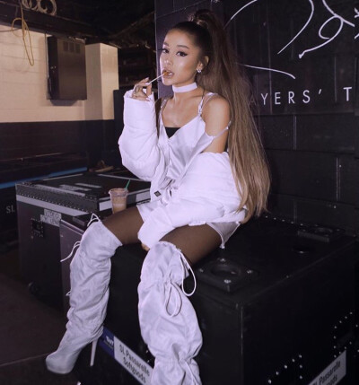 Ariana Grande ins
manuka honey pops, vocal rest, steam & water. luh you, boston. thank u again.