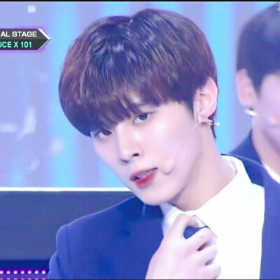 produceX101
其实我不知道他叫什么但是被我截到了有点帅。