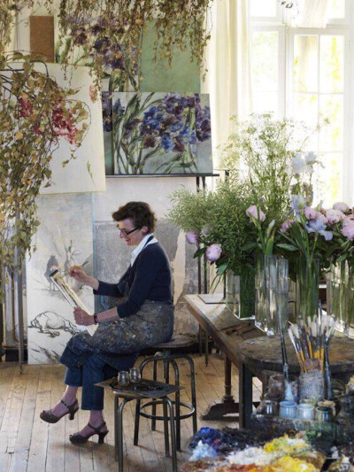 画家 Claire Basler 和她的画室，鲜花和植物遍布其中。 ​