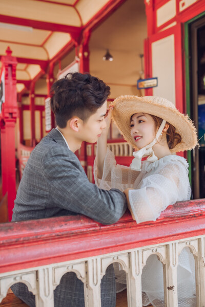 摄于华欣，光线太硬，但一整个火车的人都在跟你打招呼。
Photo by @阿树啊_zZ