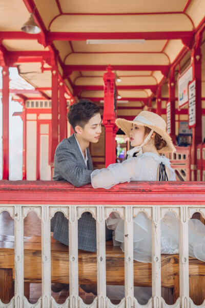 摄于华欣，光线太硬，但一整个火车的人都在跟你打招呼。
Photo by @阿树啊_zZ