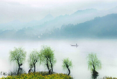 小雨纤纤风细细，万家杨柳青烟里。早安