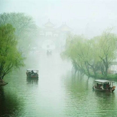 小雨纤纤风细细，万家杨柳青烟里。早安