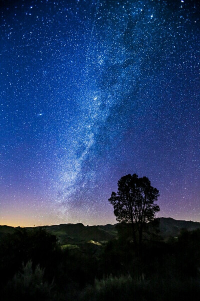 美丽的夜晚星空是一幅靓丽的风景美丽温柔的光芒非常的纯美