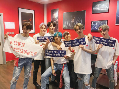 BTS 防弹少年团 20190323 "Thank you, Hong Kong! 和阿米们的帅气欢呼声共度的今日公演真的超棒超棒 #阿米们rap也擅长 #香港第3次公演
手幅： 有防弹的地方必有希望"