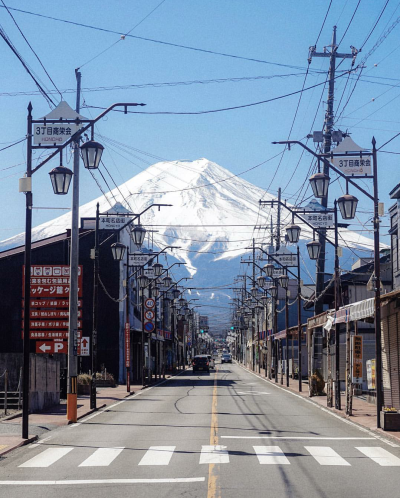 他跟我聊到 樱桃树、灰尘以及一座山 