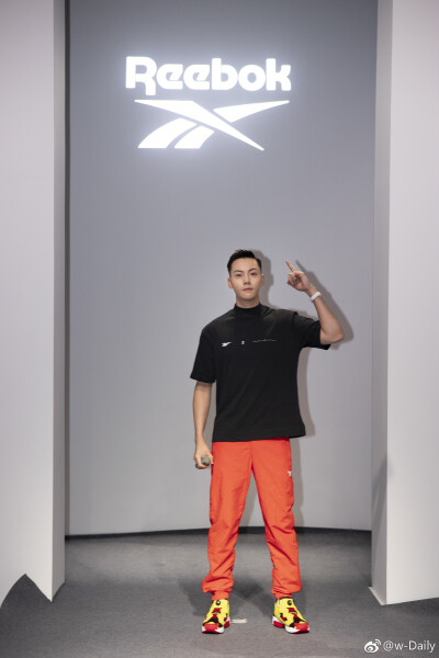 【陈伟霆 William Chan】190327 锐步2019秋冬上海时装周开幕秀 锐步Reebok亚太区品牌代言人 1600 x 2400 px (图源: 微博 @w-Daily weibo.com/6269525799/HmUpEkAxv)