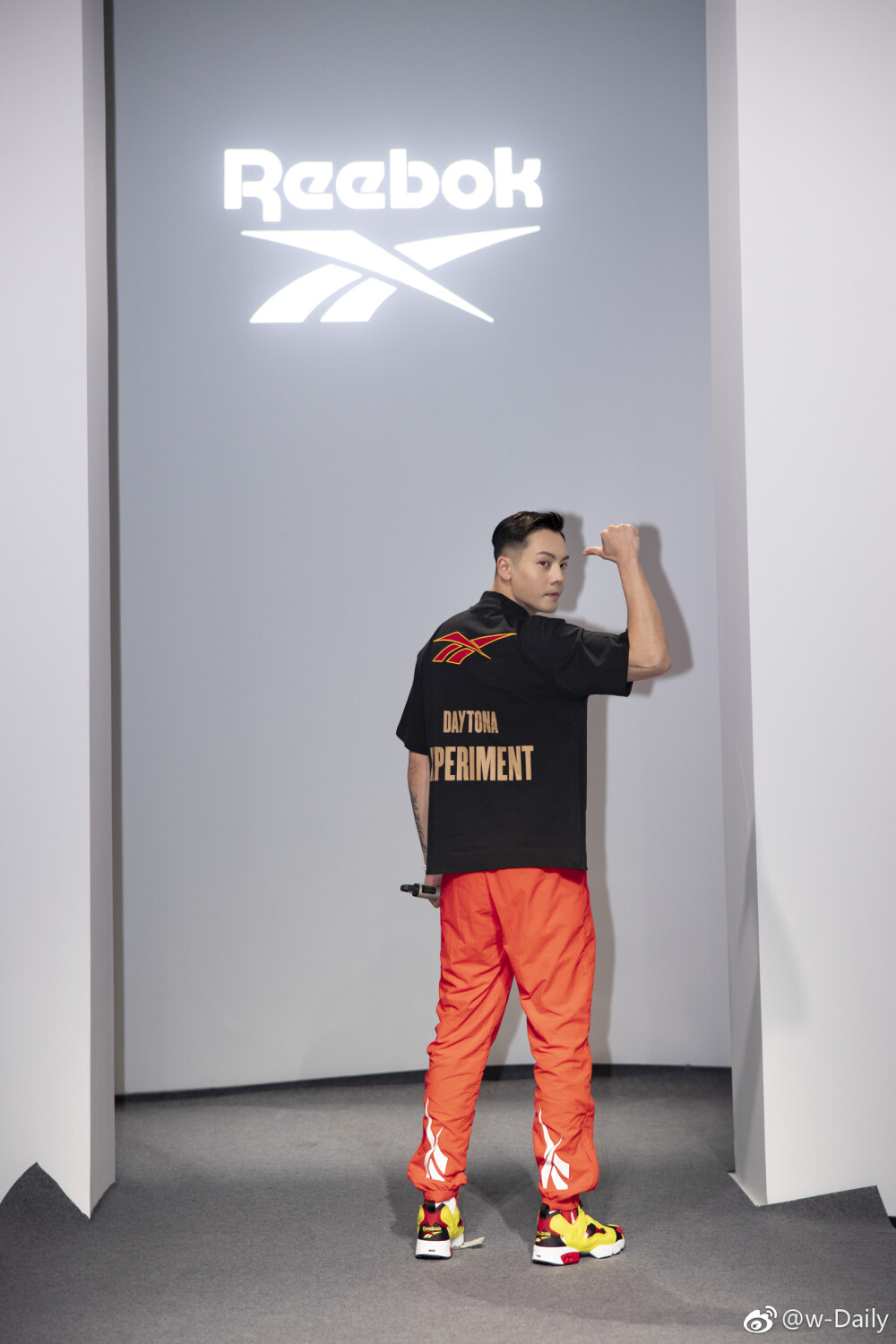 【陈伟霆 William Chan】190327 锐步2019秋冬上海时装周开幕秀 锐步Reebok亚太区品牌代言人 1600 x 2400 px (图源: 微博 @w-Daily weibo.com/6269525799/HmUpEkAxv)