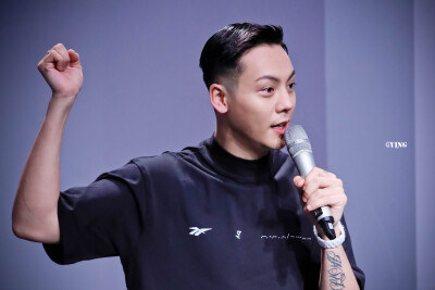 【陈伟霆 William Chan】190327 锐步2019秋冬上海时装周开幕秀 锐步Reebok亚太区品牌代言人 3701 x 2467 px (图源: 微博 @陈伟霆光影印象馆 weibo.com/5597699439/HmUmIeYVU)