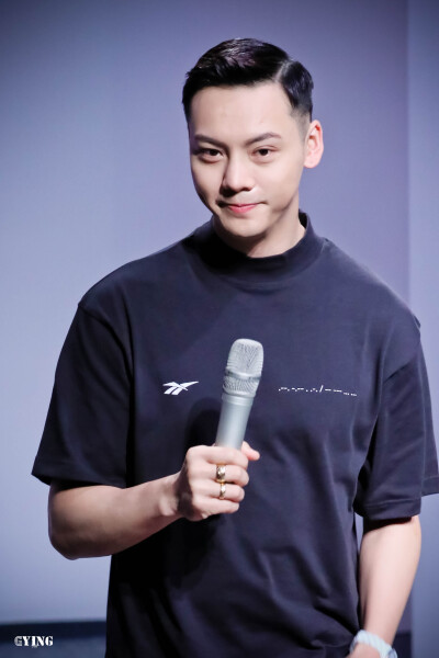 【陈伟霆 William Chan】190327 锐步2019秋冬上海时装周开幕秀 锐步Reebok亚太区品牌代言人 2323 x 3486 px (图源: 微博 @陈伟霆光影印象馆 weibo.com/5597699439/HmUmIeYVU)