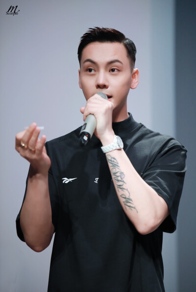 【陈伟霆 William Chan】190327 锐步2019秋冬上海时装周开幕秀 锐步Reebok亚太区品牌代言人 2012 x 3000 px (图源: 微博 @Scorpio-W陳偉霆星座站 weibo.com/5400171300/HmUoQBYHb)