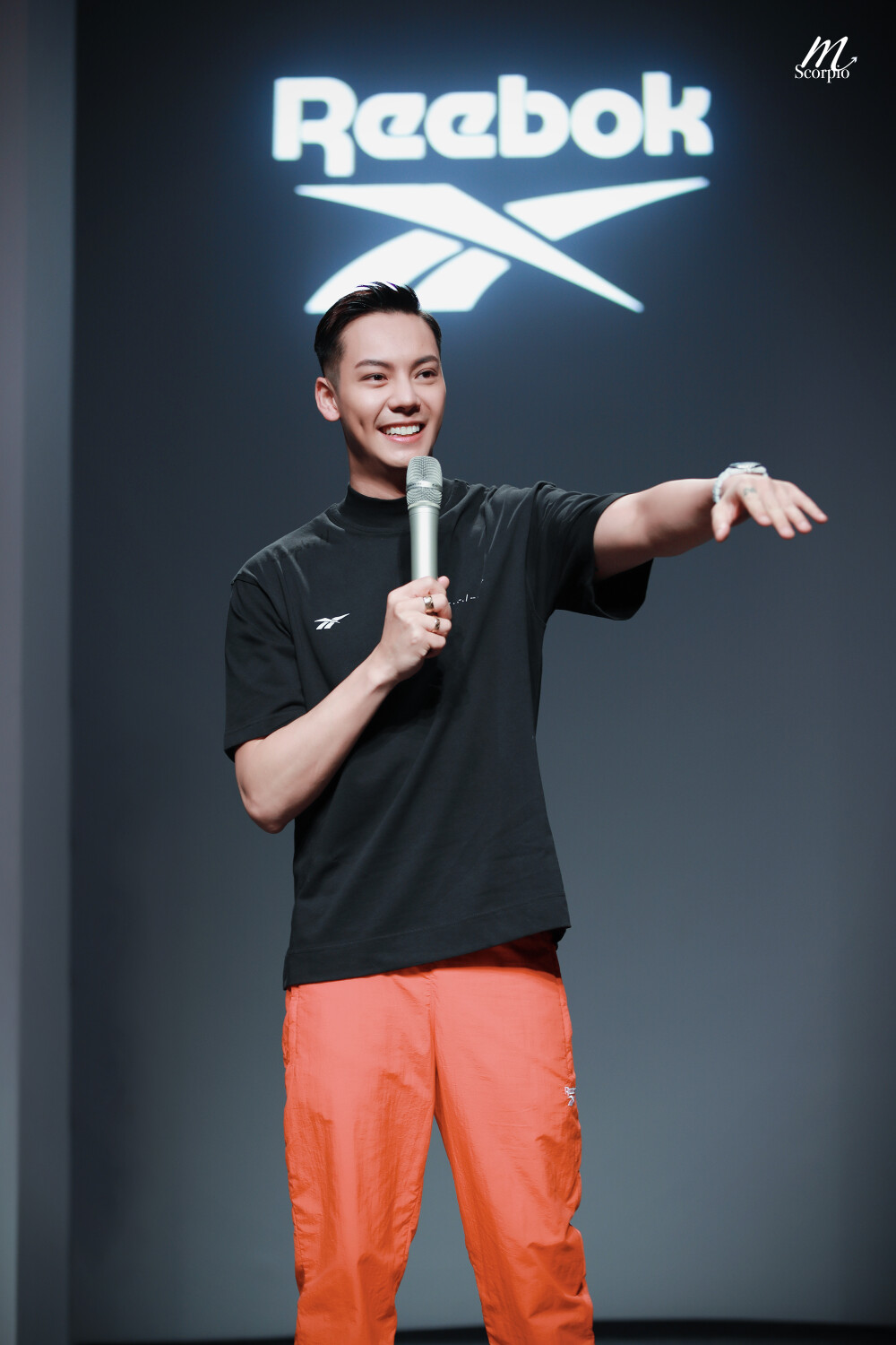 【陈伟霆 William Chan】190327 锐步2019秋冬上海时装周开幕秀 锐步Reebok亚太区品牌代言人 2000 x 3000 px (图源: 微博 @Scorpio-W陳偉霆星座站 weibo.com/5400171300/HmUoQBYHb)