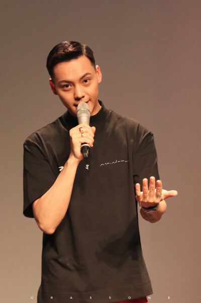 【陈伟霆 William Chan】190327 锐步2019秋冬上海时装周开幕秀 锐步Reebok亚太区品牌代言人 2170 x 3264 px (图源: 微博 @-弈安- weibo.com/5328592139/Hn09w6iLL)