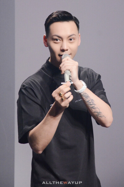 【陈伟霆 William Chan】190327 锐步2019秋冬上海时装周开幕秀 锐步Reebok亚太区品牌代言人 2142 x 3214 px (图源: 微博 @ALLTHEWAYUP·W weibo.com/6542159223/Hns1QpJyy)