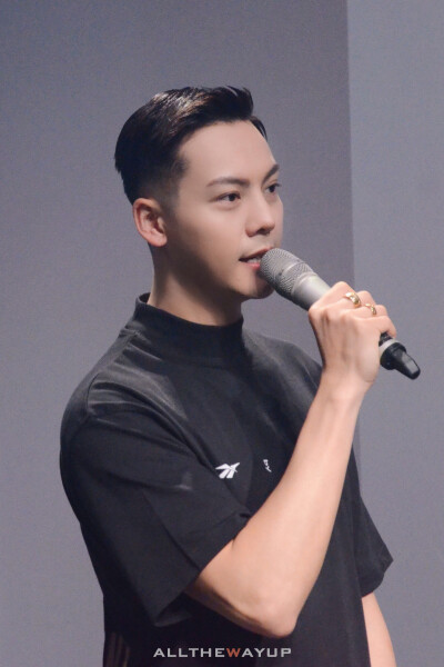 【陈伟霆 William Chan】190327 锐步2019秋冬上海时装周开幕秀 锐步Reebok亚太区品牌代言人 1886 x 2830 px (图源: 微博 @ALLTHEWAYUP·W weibo.com/6542159223/Hns1QpJyy)