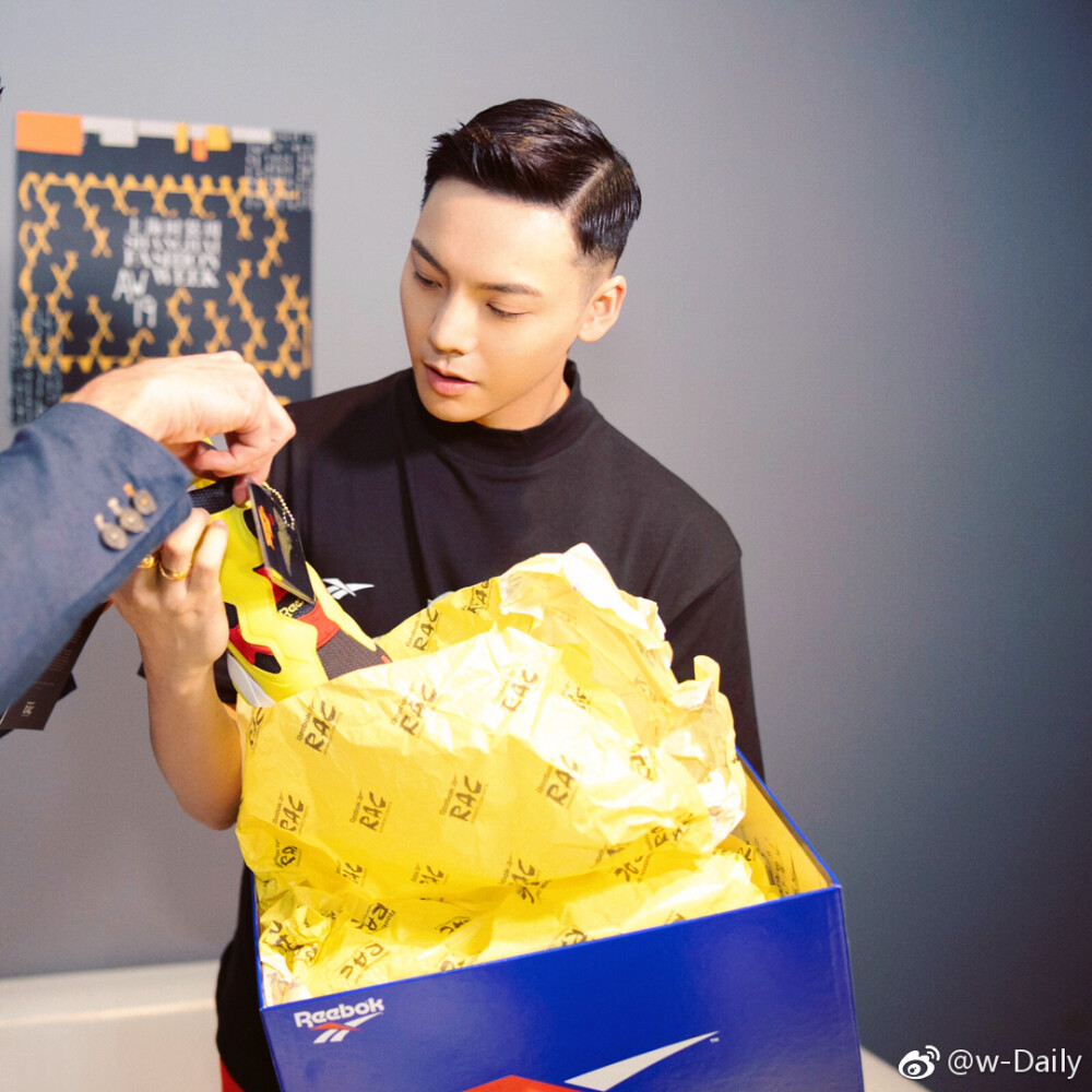 【陈伟霆 William Chan】190327 锐步2019秋冬上海时装周开幕秀 锐步Reebok亚太区品牌代言人 1080 x 1080 px (图源: 微博 @w-Daily weibo.com/6269525799/Hnup0lXSx)