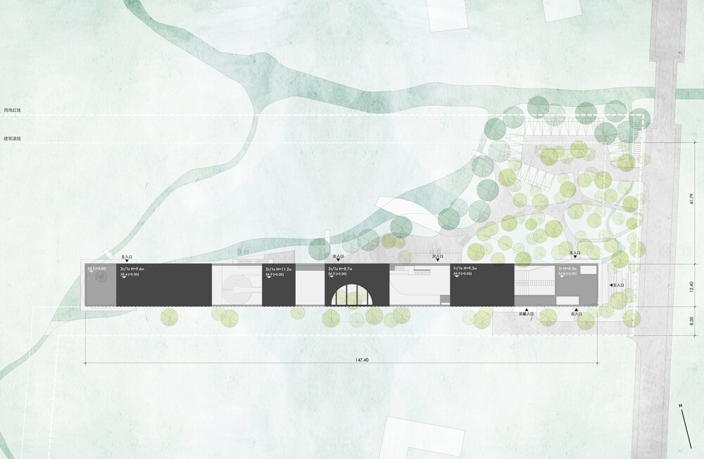 具体的，艺术馆在山谷中顺势一字排开，他保证了展览空间所需要的长展示流线，并顺应狭长谷地的特点，朝纵深向发展的趋势也不会对闭窄的道路造成压力。150米延续不断从大地里生长出来的土墙，穿过一片树林，来到幽暗低沉的大屋檐下，溪水声渐渐入耳，隔绝了车水马龙，慢慢的身心或紧张或松弛，光渐亮水渐鸣，前方深远，有着…