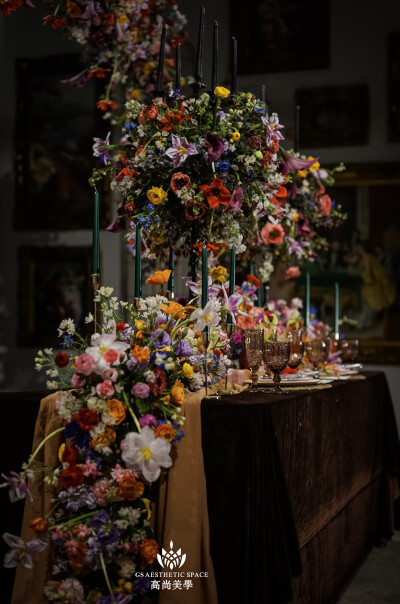 法式自然系餐桌花艺设计
自然系桌花～
有种从油画 里跑来的感觉
多种颜色组合，单看每一种花材都是那么鲜艳