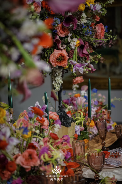 法式自然系餐桌花艺设计
自然系桌花～
有种从油画 里跑来的感觉
多种颜色组合，单看每一种花材都是那么鲜艳