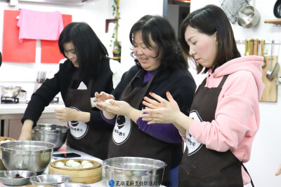 
今日份【青团手工课程】已结束
伴着艾草的清香
绿油油的大青团子诞生
一口咬开江南的春
自己做的才真是香甜好味儿！
