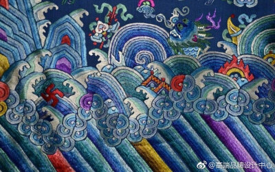 海水江崖纹， 中国的一种传统纹样，俗称“江牙海水”“海水江牙”，是常饰于古代龙袍、官服下摆的吉祥纹样。在图案的下端，斜向地排列著许多弯曲的线条，名谓水脚，水脚之上有许多波涛翻滚的水浪，水中立一山石，并…