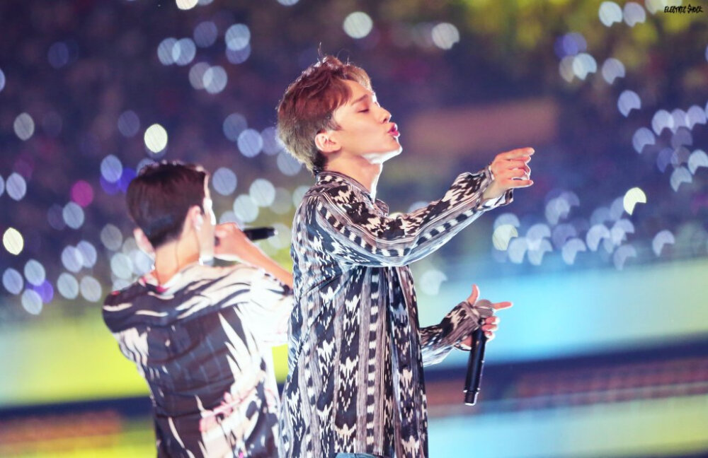 #EXO出道七周年快乐# 1,2,3，we are one 全世界最好的EXO 金珉锡（XIUMIN）金俊勉（SUHO）张艺兴（LAY）边伯贤（BAEKHYUN）金钟大（CHEN）朴灿烈（CHANYEOL）都暻秀（D.O.）金钟仁（KAI）吴世勋（SEHUN） #壁纸 #头像