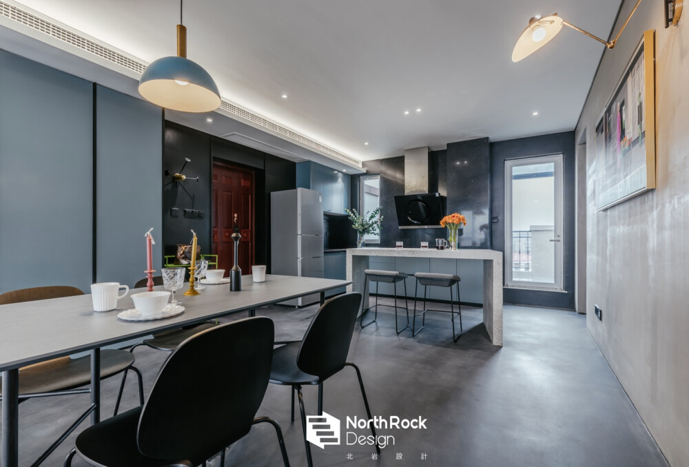 再转向开放式的厨房区，看似简单的结构其实暗含了特别的设计。