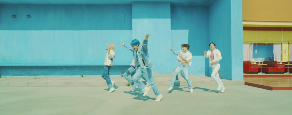 Boy with Luv feat. Halsey