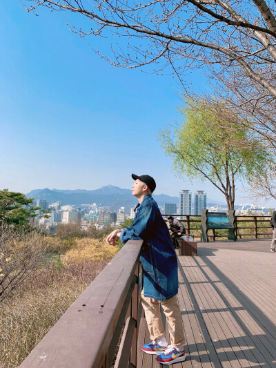 RM 金南俊 BTS 防弹少年团 20190329
“⛰✅
注：
⛰山：산
✅ check:책
산책：散步，遛弯儿 ​​​​”