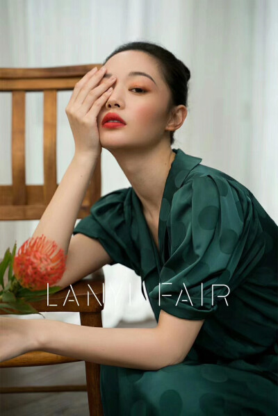 #兰奕屋语# LANYIFAIR “墨绿波点复古连衣裙”。墨绿色好像是很多女生喜欢的颜色，加上波点就更难抗拒。领子设计有一些小心思，自己配一条好看的腰带吧
服装设计：兰奕