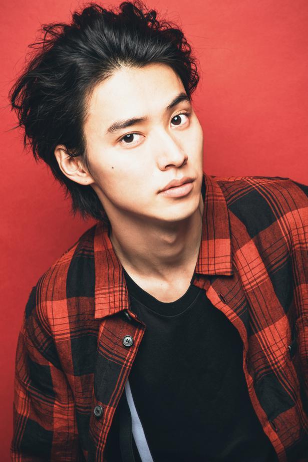 山崎贤人（やまざき けんと、Yamazaki Kento），1994年9月7日出生于日本东京，日本演员。
2010年7月，出演剧情电视剧《热海的搜查官》，正式出道。2011年4月，主演剧情电影《管制塔》，开始受到关注。2012年8月，主演恐怖电影《另一个》。2013年11月，主演校园爱情电影《恋爱教主》 ，被更多观众熟知。2014年4月，主演校园爱情电影《邻居同居LDK》 ；7月，主演运动电视剧《水球不良青年们》 ；同月，被评选为2015年上半年人气爆棚艺人第5名 。2015年7月，主演科幻电视剧《死亡笔记》 ；9月，主演爱情电影《女主角失格》 。2016年7月，主演电视剧《有喜欢的人》。2017年，主演电影《齐木楠雄的灾难》、《JOJO的奇妙冒险：不灭钻石第一章》 、《冰