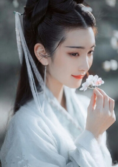 拾·芙蓉不及美人妆，水殿风来珠翠香。