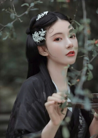 拾·芙蓉不及美人妆，水殿风来珠翠香。