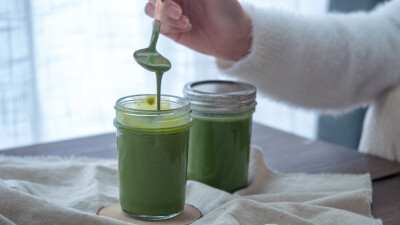 被称为百搭魔鬼的抹茶牛奶酱！一杯牛奶加一点抹茶就能做！