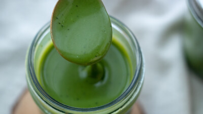 被称为百搭魔鬼的抹茶牛奶酱！一杯牛奶加一点抹茶就能做！