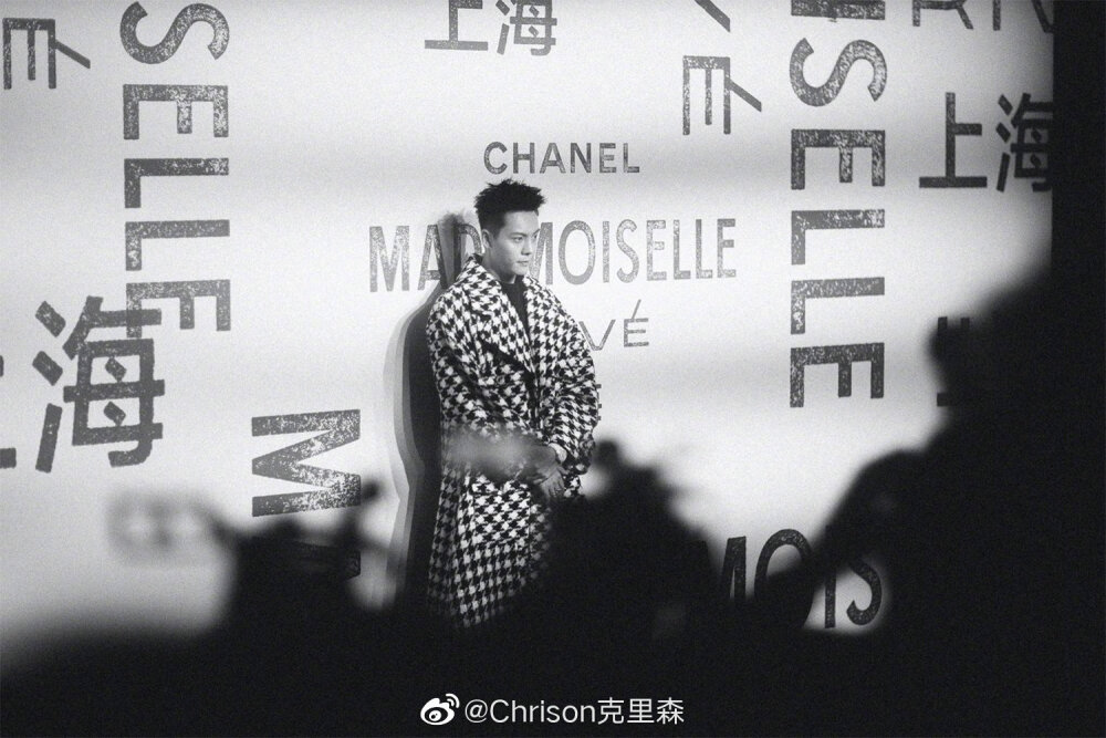 【陈伟霆 William Chan】190418 走进香奈儿展览 上海站 Mademoiselle Privé Exhibition in Shanghai 香奈儿CHANEL品牌形象大使陈伟霆 1500 x 1000 px (图源: 微博@Chrison克里森 weibo.com/1614137095/HqvJwi1Bz)