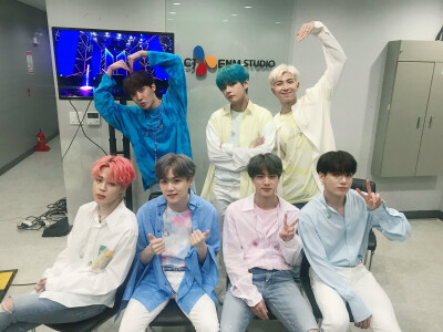 BTS 防弹少年团 20190418 “[#今日的防弹] 周四晚直播(TNL) 在MCD回归的 #防弹少年团(#BTS) 好喜欢 真刺激 一直都很新颖 舞台棒才是最棒的 #点滴之诗 #甜咸少年团”