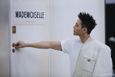 【陈伟霆 William Chan】190418 走进香奈儿展览 上海站 Mademoiselle Privé Exhibition in Shanghai 香奈儿CHANEL品牌形象大使陈伟霆 7834 x 5222 px (图源: 微博@w-Daily weibo.com/6269525799/HqFeacQK7)