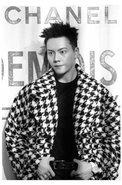 【陈伟霆 William Chan】190418 走进香奈儿展览 上海站 Mademoiselle Privé Exhibition in Shanghai 香奈儿CHANEL品牌形象大使陈伟霆 913 x 1389 px (图源: 微博@PhotoByJade weibo.com/3462843390/HqfYDhvzA)